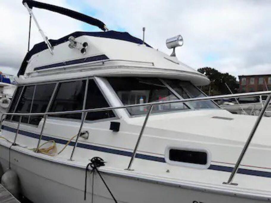 Waterfront 32' Bayliner Yacht Hotel Providence Ngoại thất bức ảnh