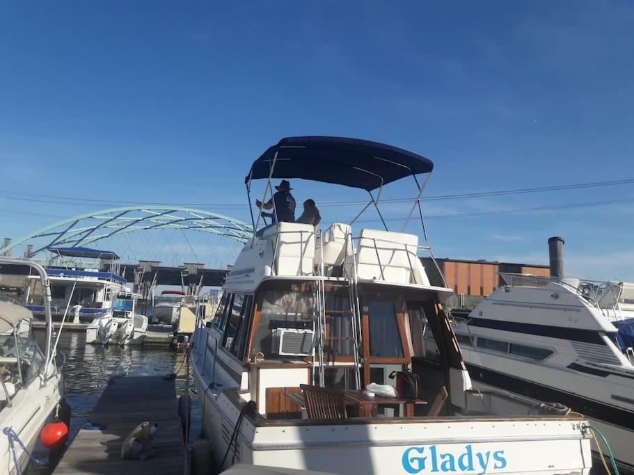 Waterfront 32' Bayliner Yacht Hotel Providence Ngoại thất bức ảnh