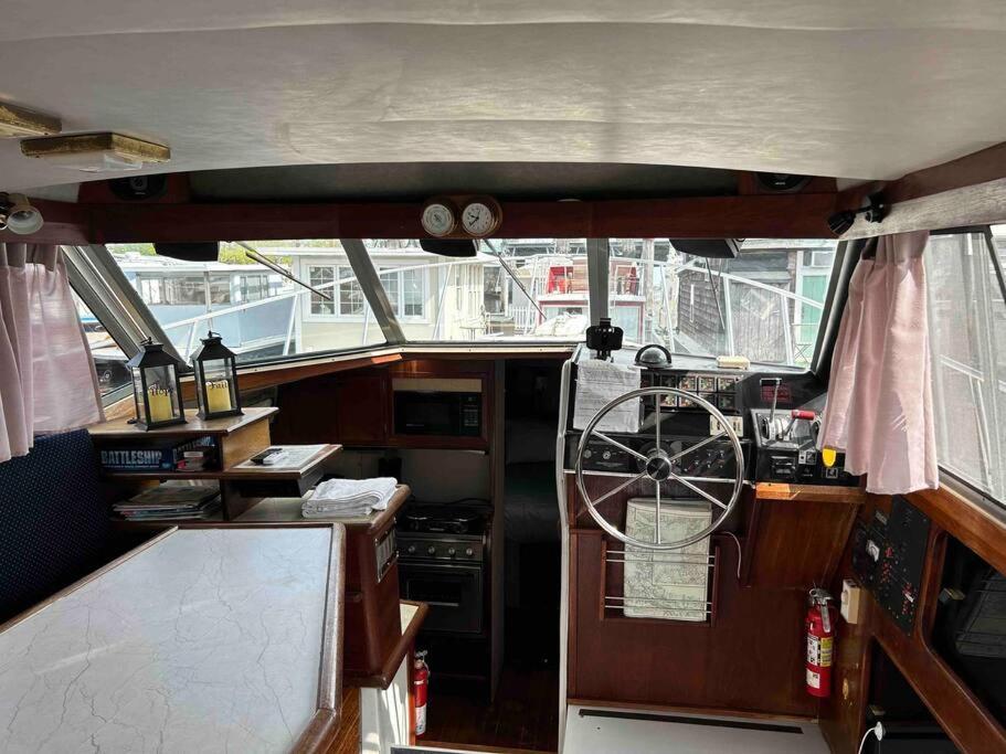 Waterfront 32' Bayliner Yacht Hotel Providence Ngoại thất bức ảnh