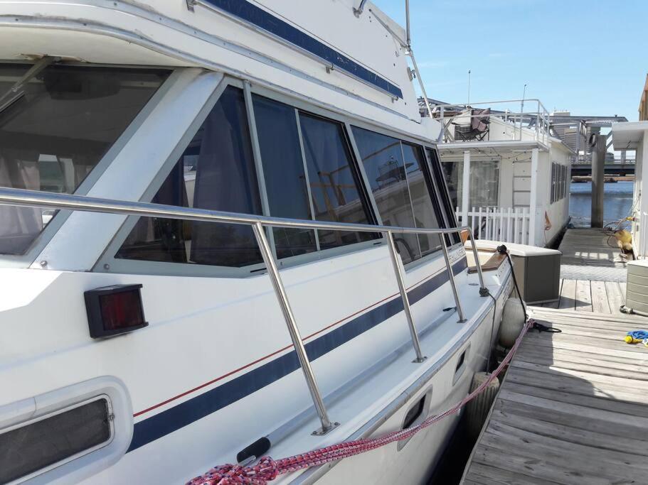 Waterfront 32' Bayliner Yacht Hotel Providence Ngoại thất bức ảnh