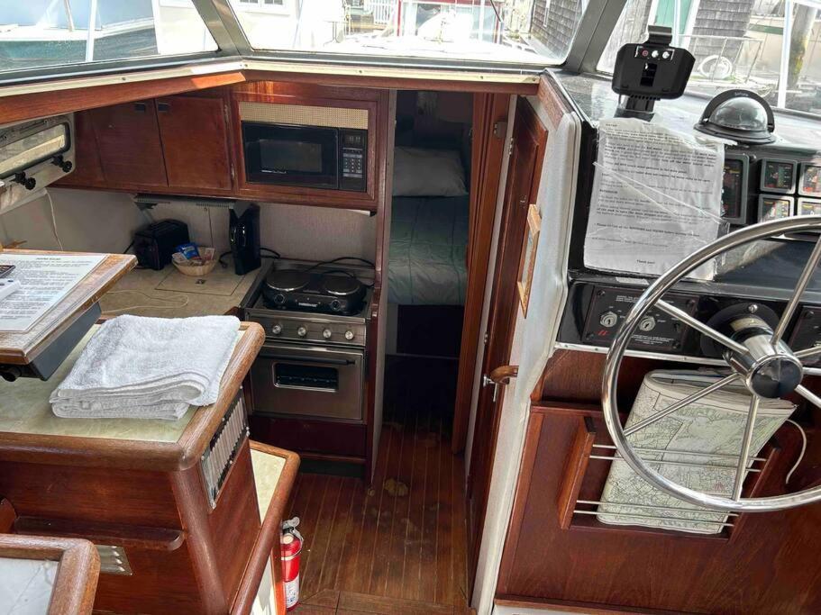 Waterfront 32' Bayliner Yacht Hotel Providence Ngoại thất bức ảnh
